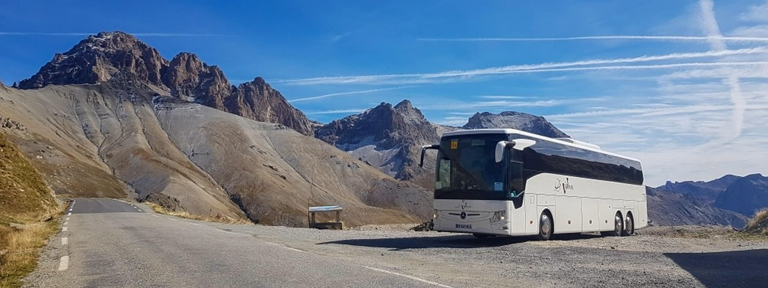 Autocar Viabus sur une route de montagne